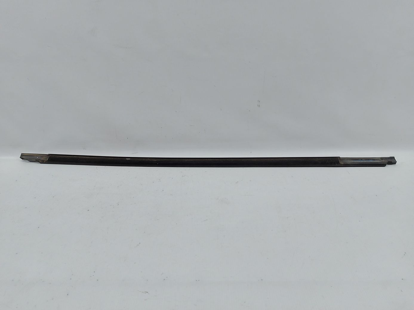 Passat s Ущільнювальна гумка скла двері задньої правої зовнішня (хром) Volkswagen Passat S 2012-2019 561839476B7Z7 Volkswagen Passat S 4