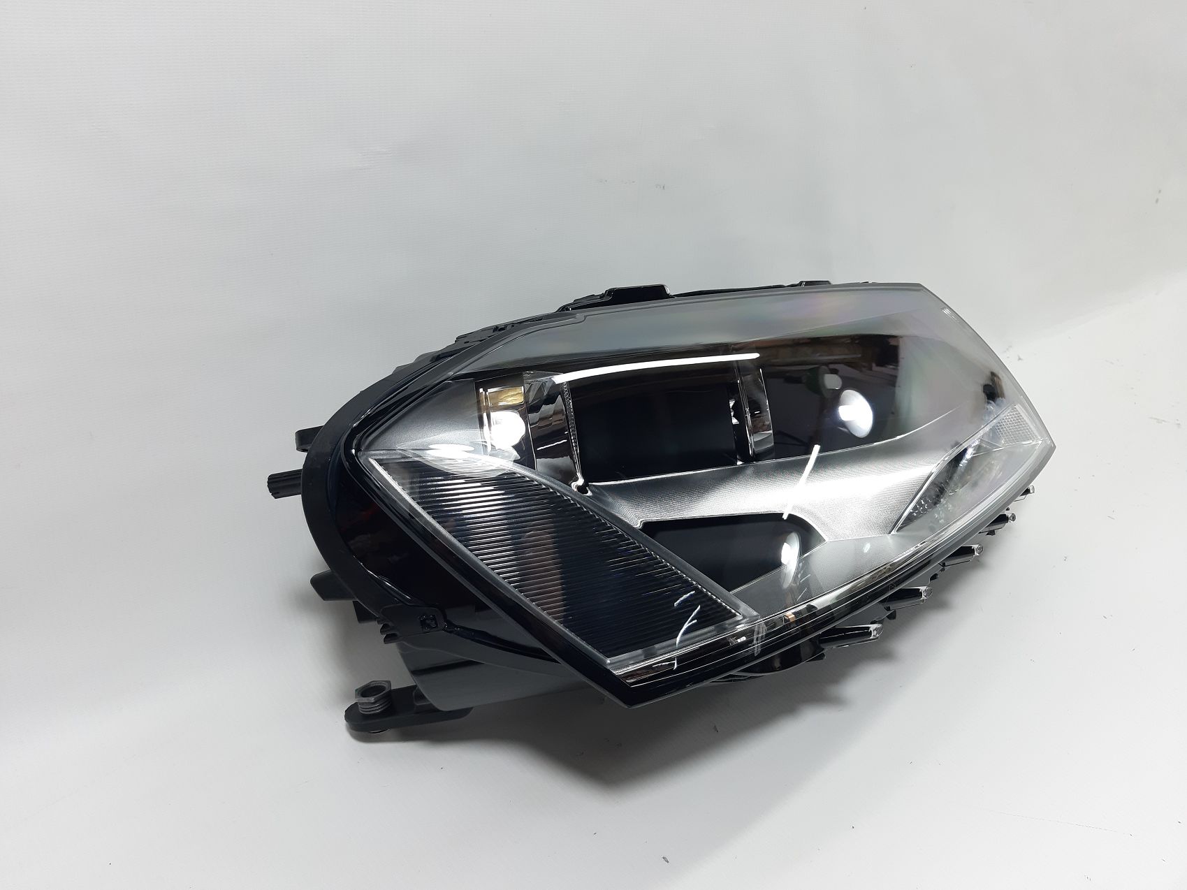 Фари головного світла Фара передня права (EUR) Volkswagen В7 2012-2015 3AB941006 3 Фари головного світла Фара передня права (EUR) Volkswagen В7 2012-2015 3AB941006 3