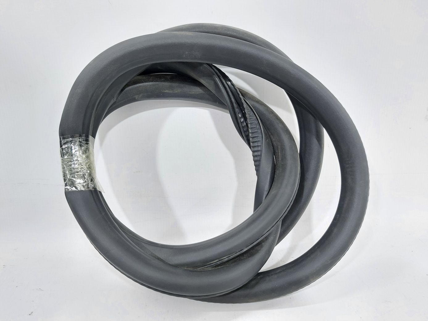 Volt Ущільнювальна гумка дверей задньої лівої/правої Chevrolet Volt 2011-2015 20993868 Chevrolet Volt 2 Volt Ущільнювальна гумка дверей задньої лівої/правої Chevrolet Volt 2011-2015 20993868 Chevrolet Volt 2