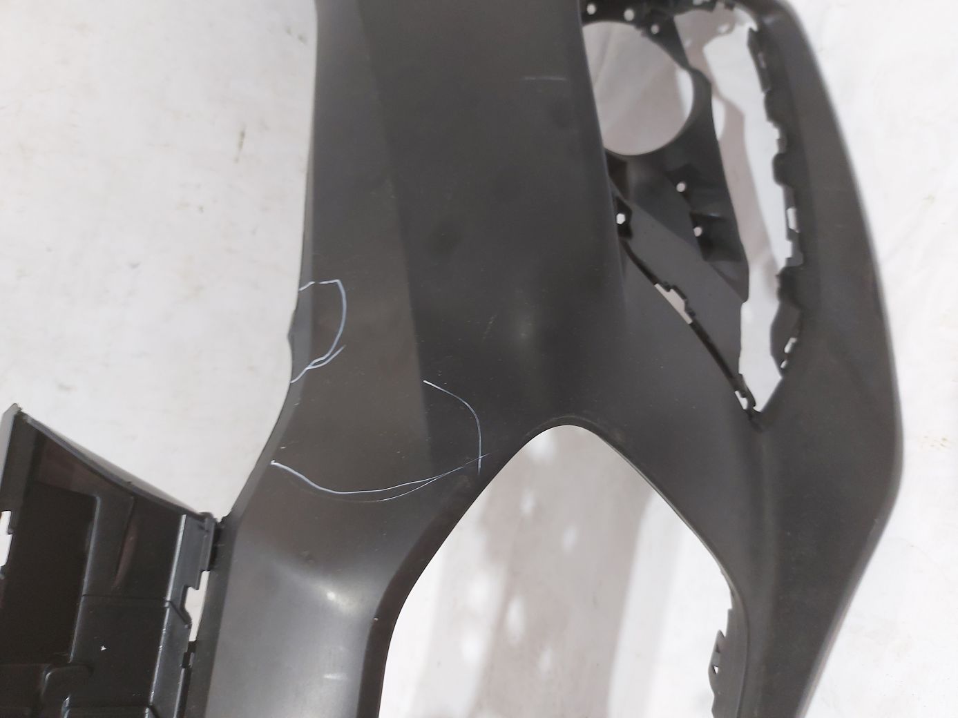 Передні бампери Передній бампер верхній (вм'ятини, тріщина) Chevrolet Trax 2017-2020 42537718 Chevrolet Trax 4