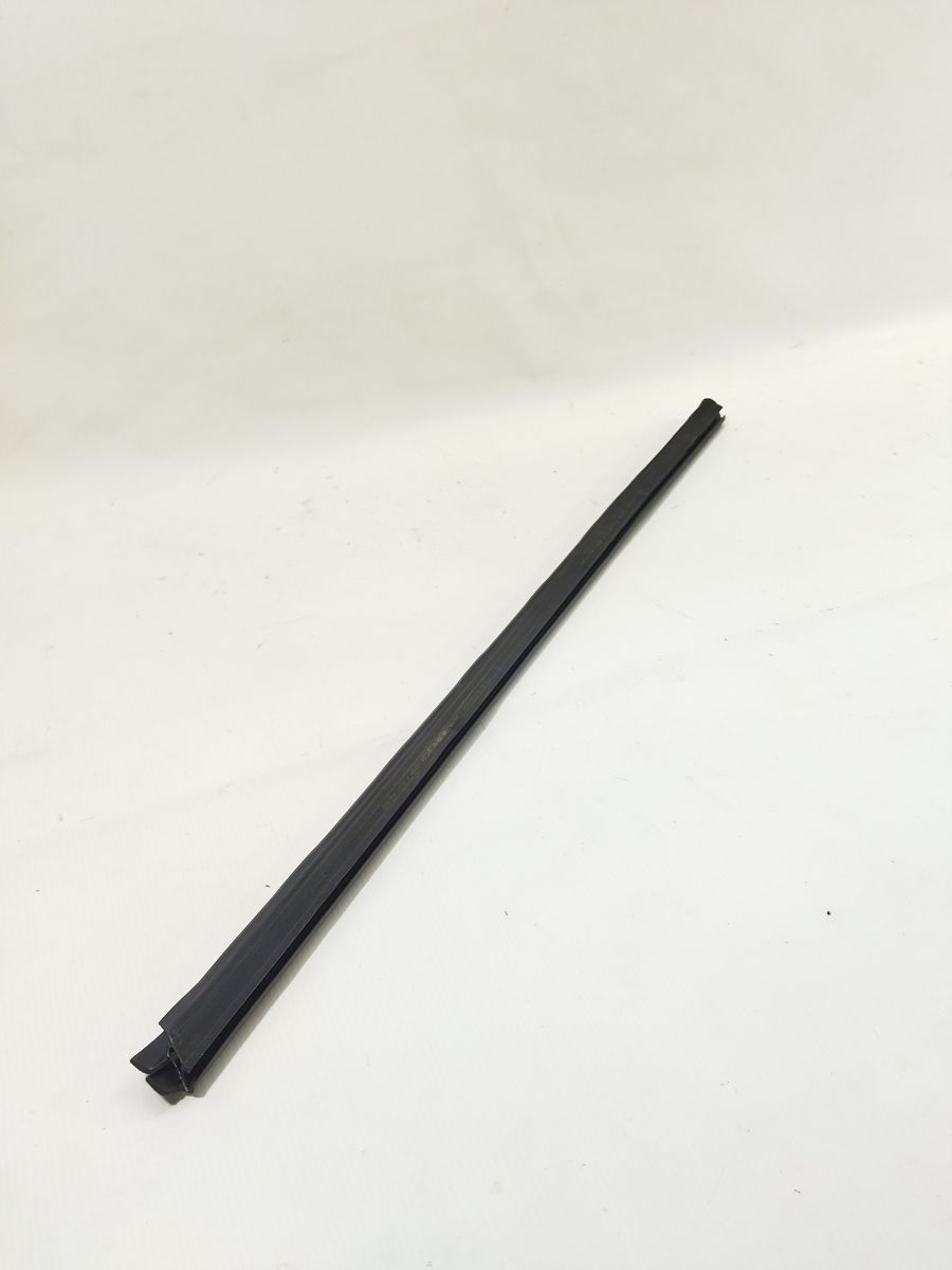 S60. Ущільнювач скла дверей передньої правої внутрішній Volvo S60 2014-2018 31335771 Volvo S60