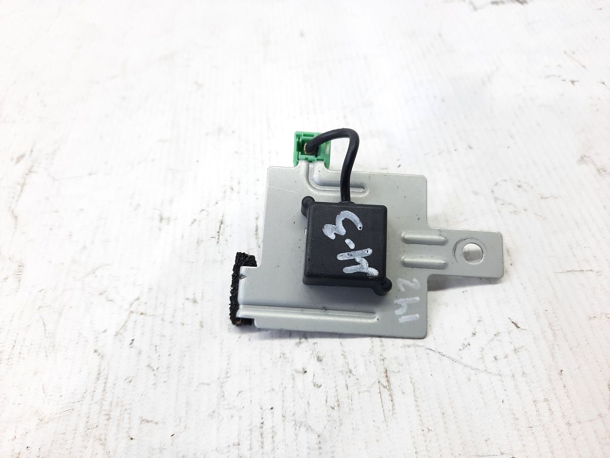 3. Антена GPS Mazda 3 2014-2018 BJS866DY0A Mazda 3