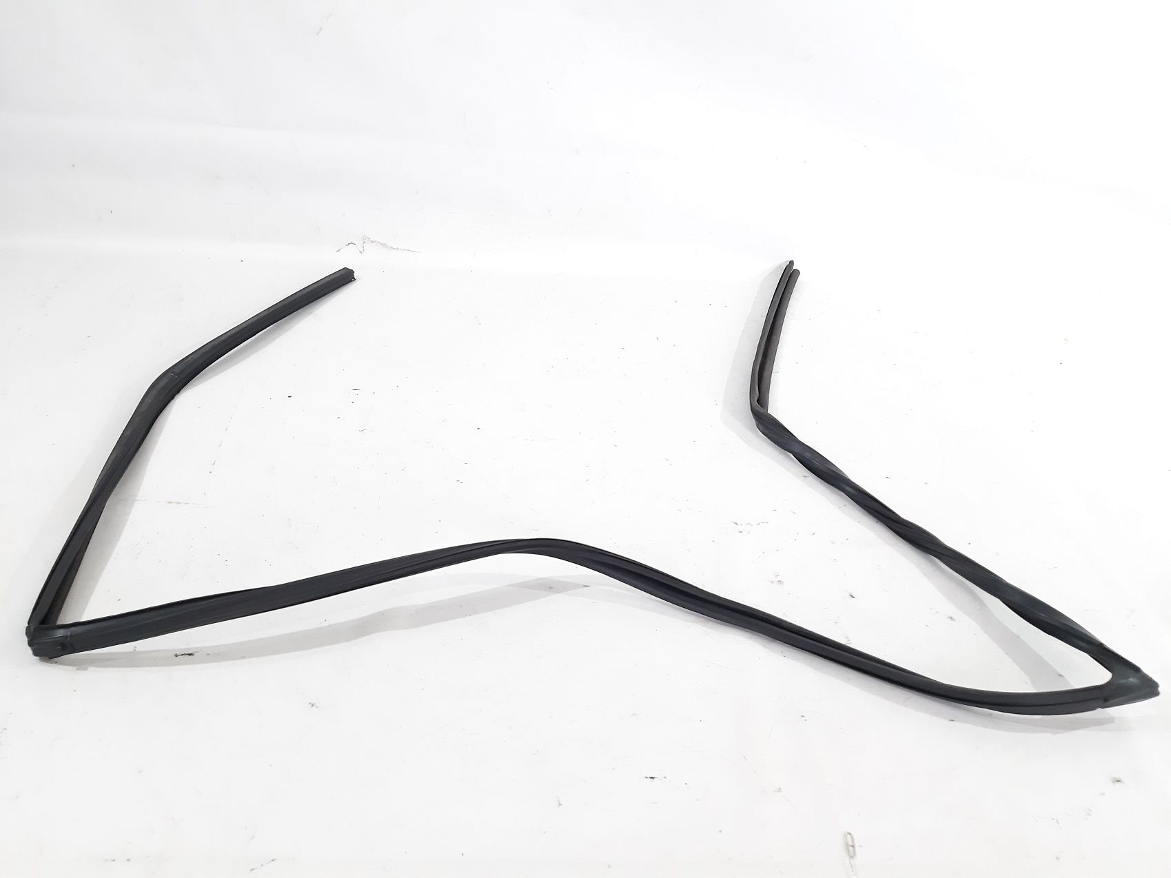 Prius v Уплотнитель стекла двери передней левой Toyota Prius V 2012-2017 6815147042 Toyota Prius V 4