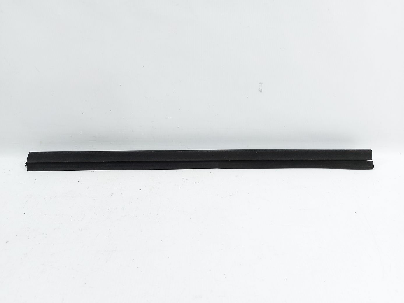 7 series. Ущільнювальна гумка скла передньої лівої двері внутрішня BMW 7 2009-2015 51337178003 BMW 7