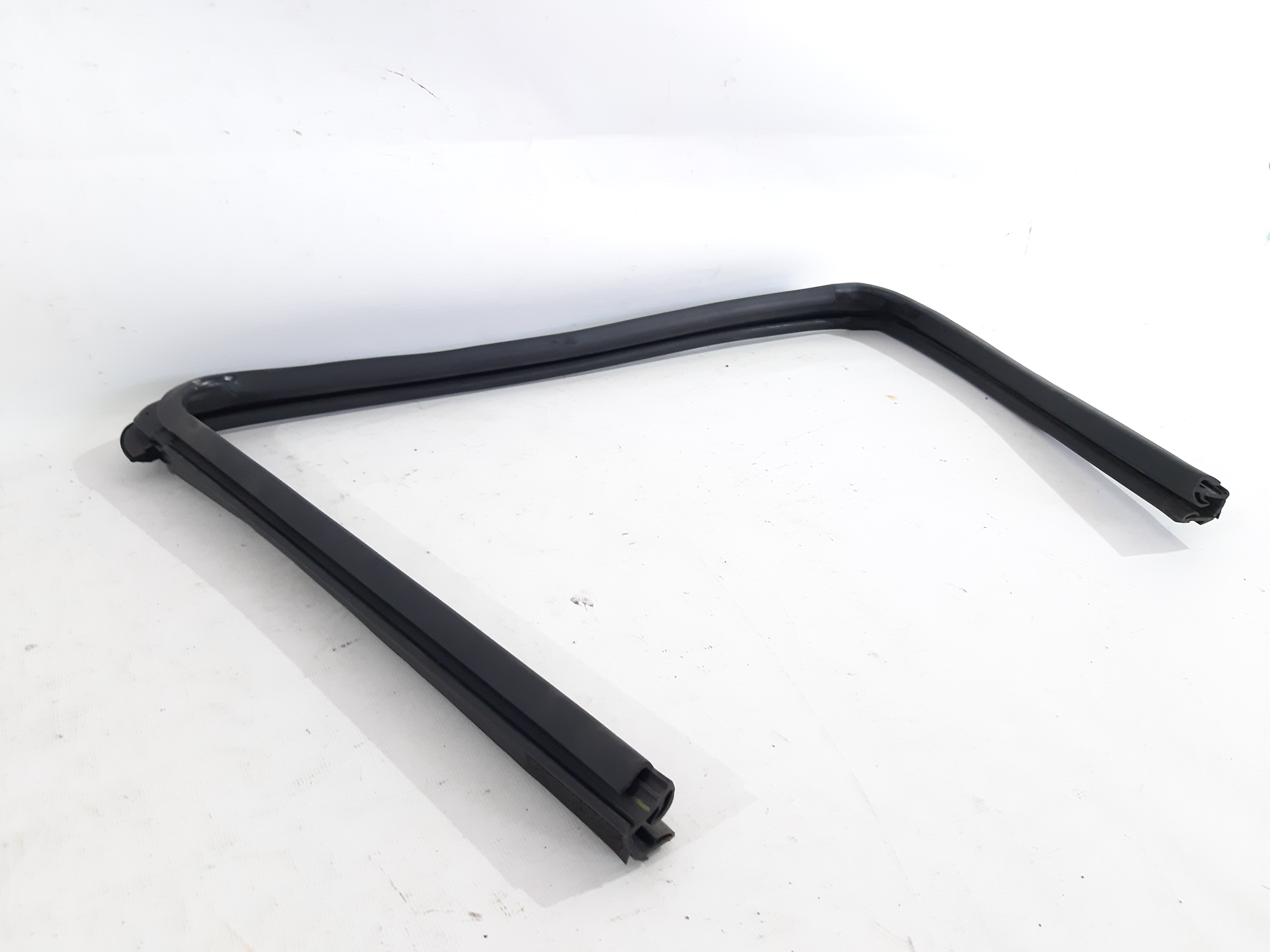 Versa note Уплотнитель стекла двери задней правой Nissan Versa Note 2014-2019 823303WC0A Nissan Versa Note 3