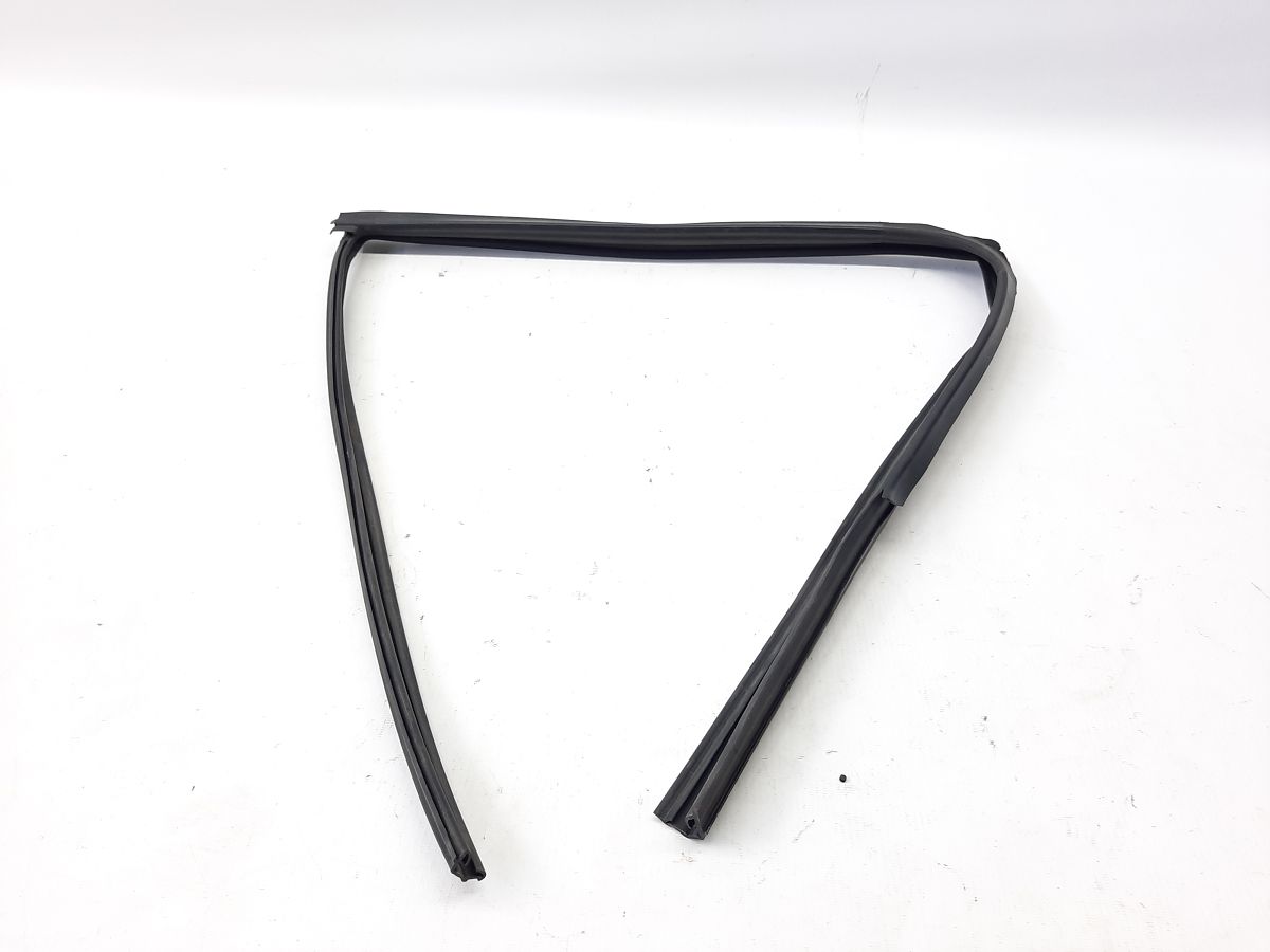 3. Напрямна гумка скла дверей задньої лівої Mazda 3 2014-2018 BHN73605E Mazda 3