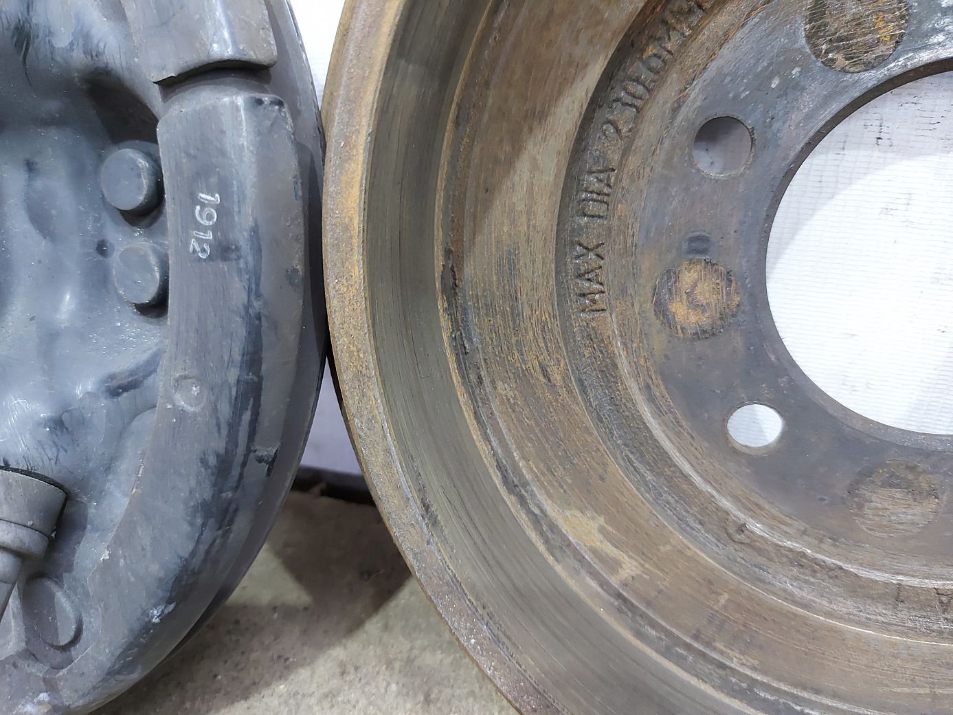 Patriot Барабан задній лівий/правий Jeep Patriot 2012 5105617AC Jeep Patriot 9