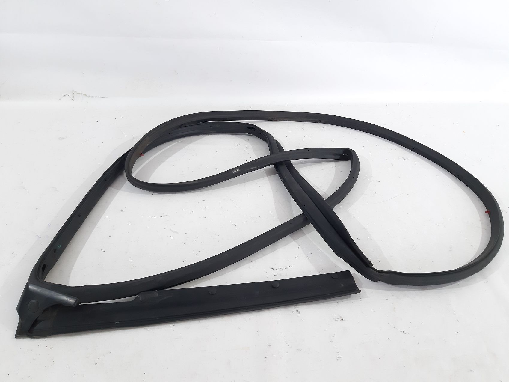 Journey Уплотнительная резинка двери задней правой Dodge Journey 2009-2020 5076868AC Dodge Journey 5