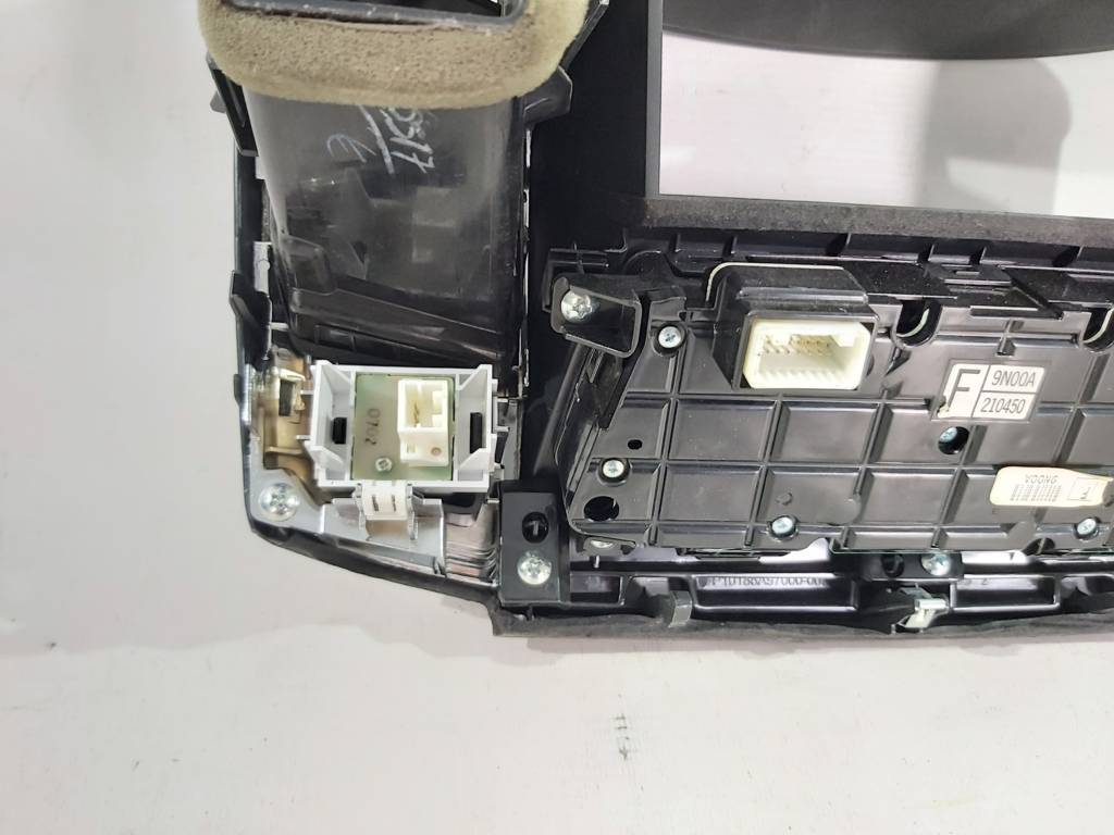 Maxima Кнопки управления монитора с воздуховодами Nissan Maxima '11 Nissan Maxima 2011 9N00A210450 Nissan Maxima 5