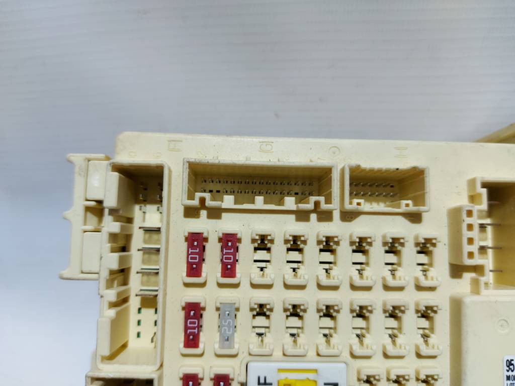 Veloster Блок запобіжників салону Hyundai Veloster 2012 95400-2V070 Hyundai Veloster 4 Veloster Блок запобіжників салону Hyundai Veloster 2012 95400-2V070 Hyundai Veloster 4