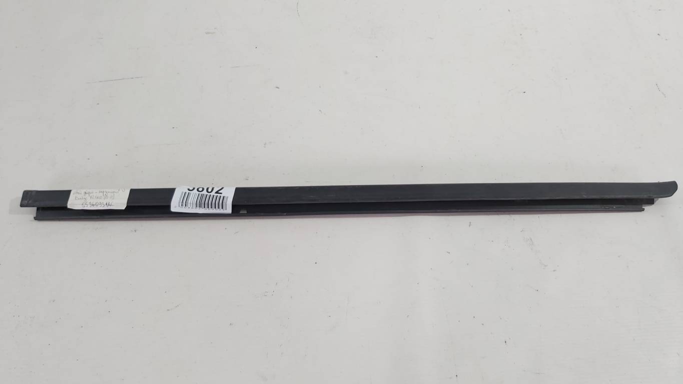 Nitro. Уплотнитель стекла наружный двери передней левой Dodge Nitro 2010-2011 55360931AC Dodge Nitro