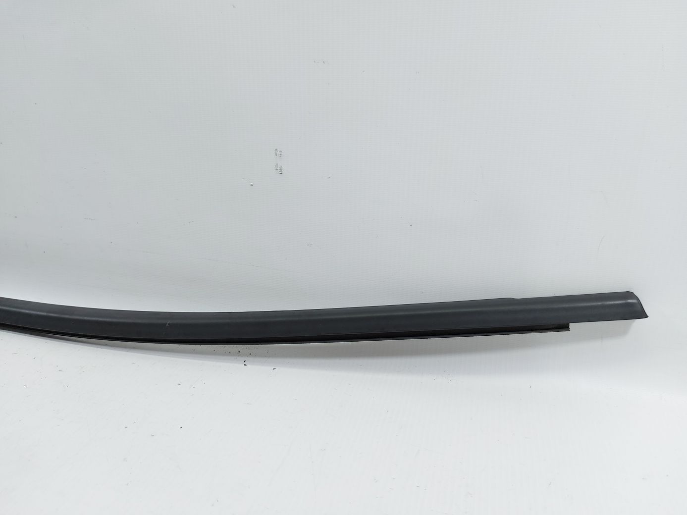 Passat s Ущільнювач скла дверцят задньої правої зовнішня Volkswagen Passat S 2012-2020 561839644A Volkswagen Passat S 2