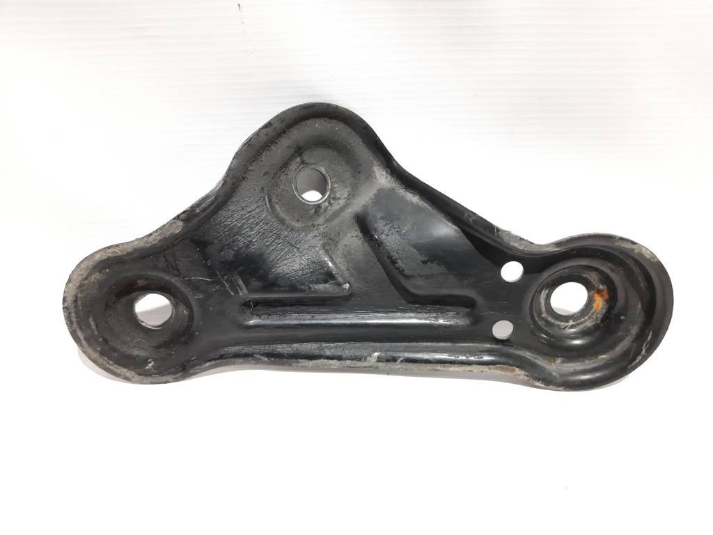 Cadenza Кронштейн переднього правого Kia CADENZA 2014-2016 624773V000 Kia CADENZA 2