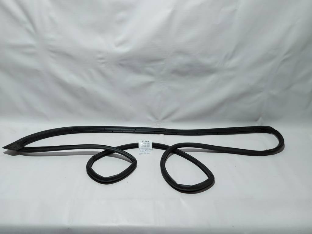 3. Ущільнювальна гумка дверей передньої правої Mazda 3 2014-2018 BHN9-58-760C Mazda 3