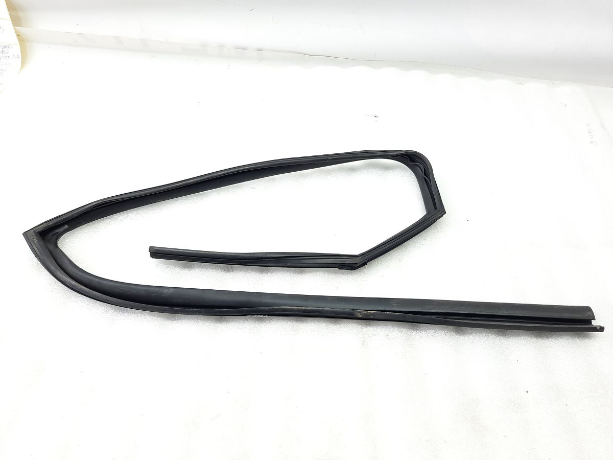 Sorento. Направляющая резинка стекла двери задней левой Kia Sorento 2011-2013 835302P000 Kia Sorento