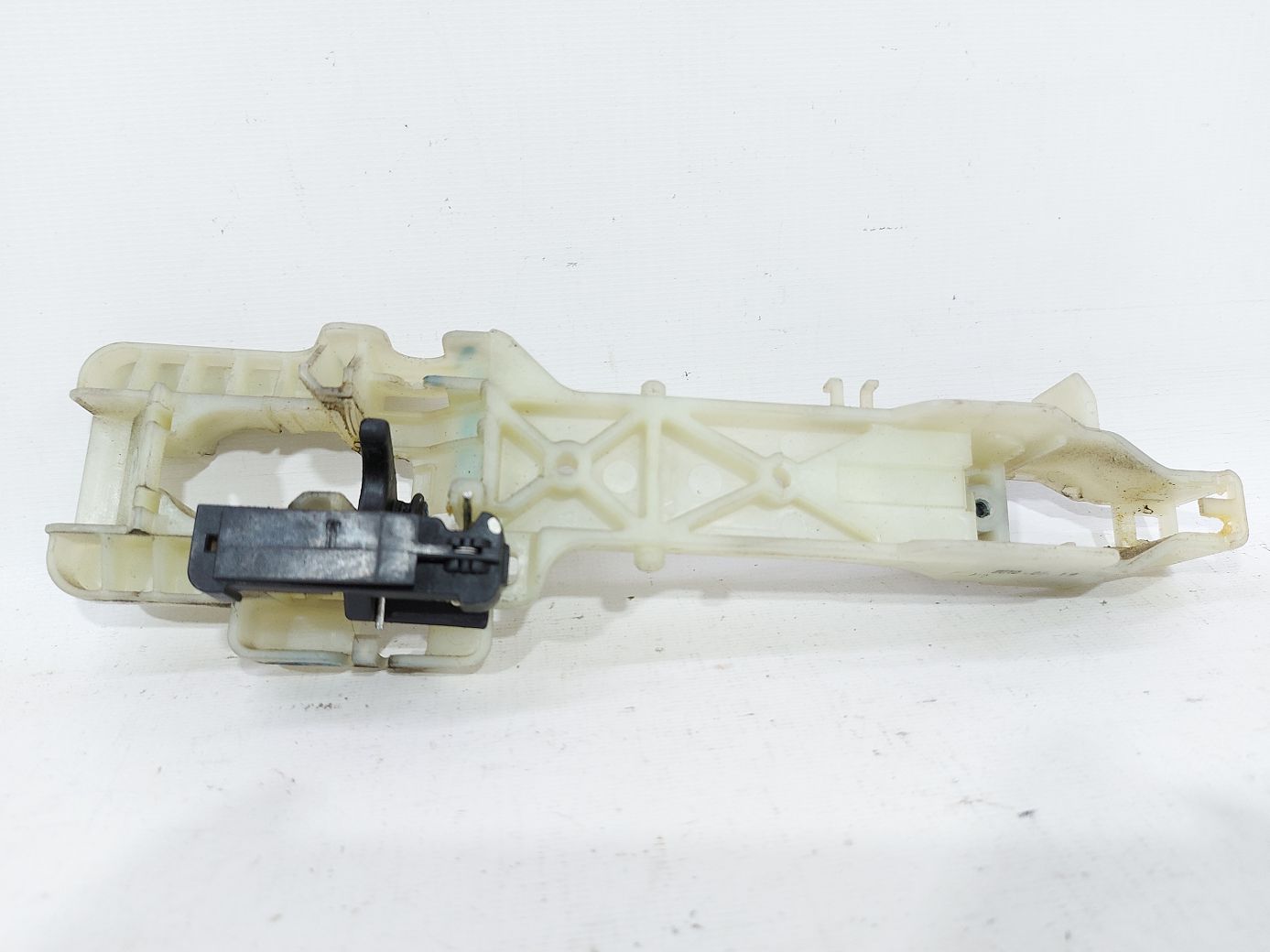 Sonata Кронштейн внешней ручки двери передней левой Hyundai Sonata 2011-2014 826553S000 Hyundai Sonata 2