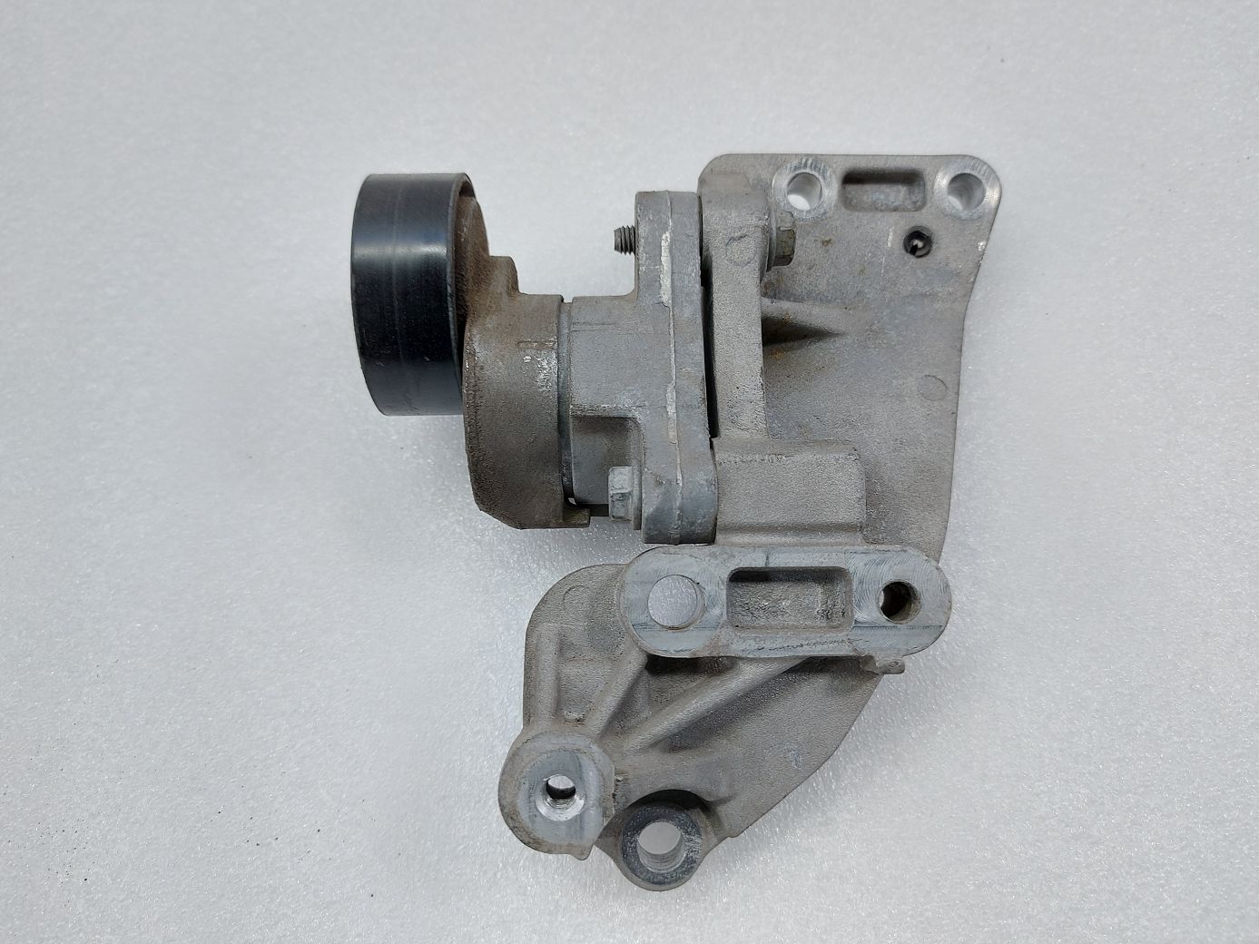 Dart Ролик натяжной ремня генератора Dodge Dart 2015 04627742AB Dodge Dart 2