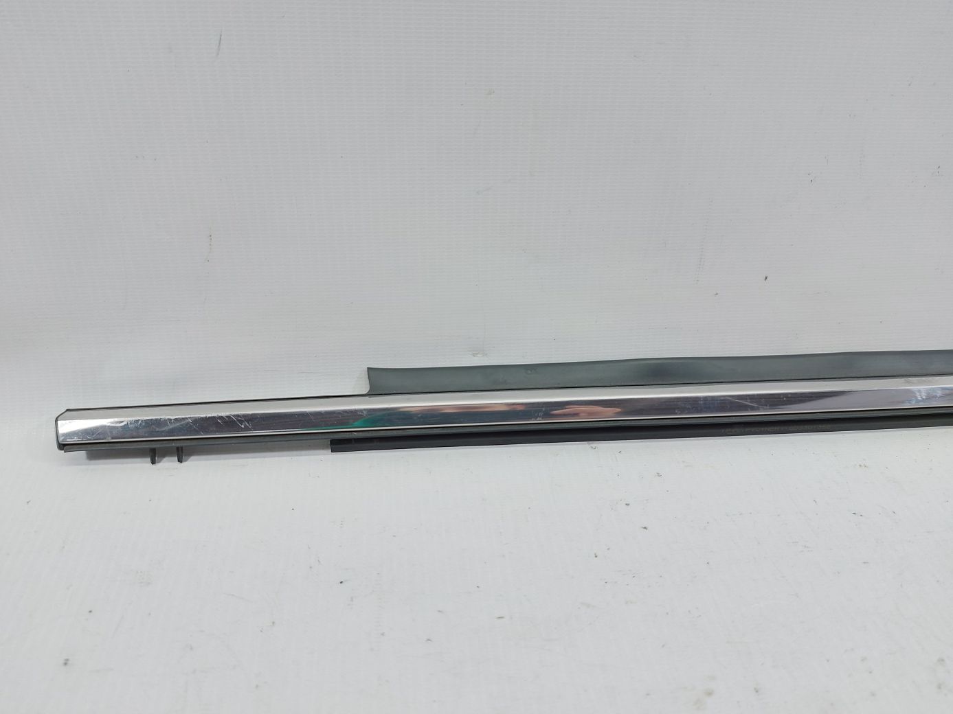 6 Ущільнювальна гумка скла двері передньої правої зовнішня (хром) Mazda 6 2014-2021 GHP950640F Mazda 6 3