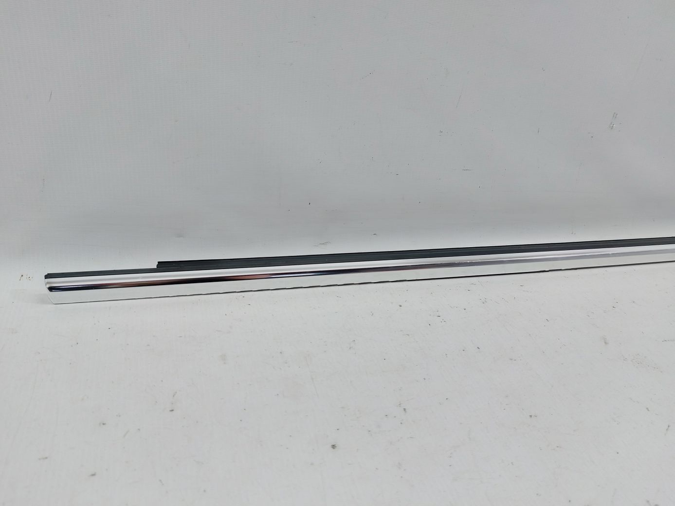 Regal Ущільнювальна гумка скла двері передньої правої зовнішня (хром) Buick Regal 2013-2018 22970642 Buick Regal 2