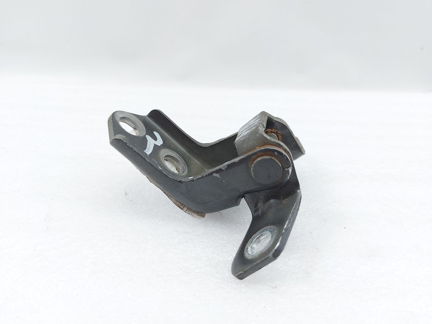 3. Петля двері передньої лівої нижня Mazda 3 2014-2021 D46158210B Mazda 3