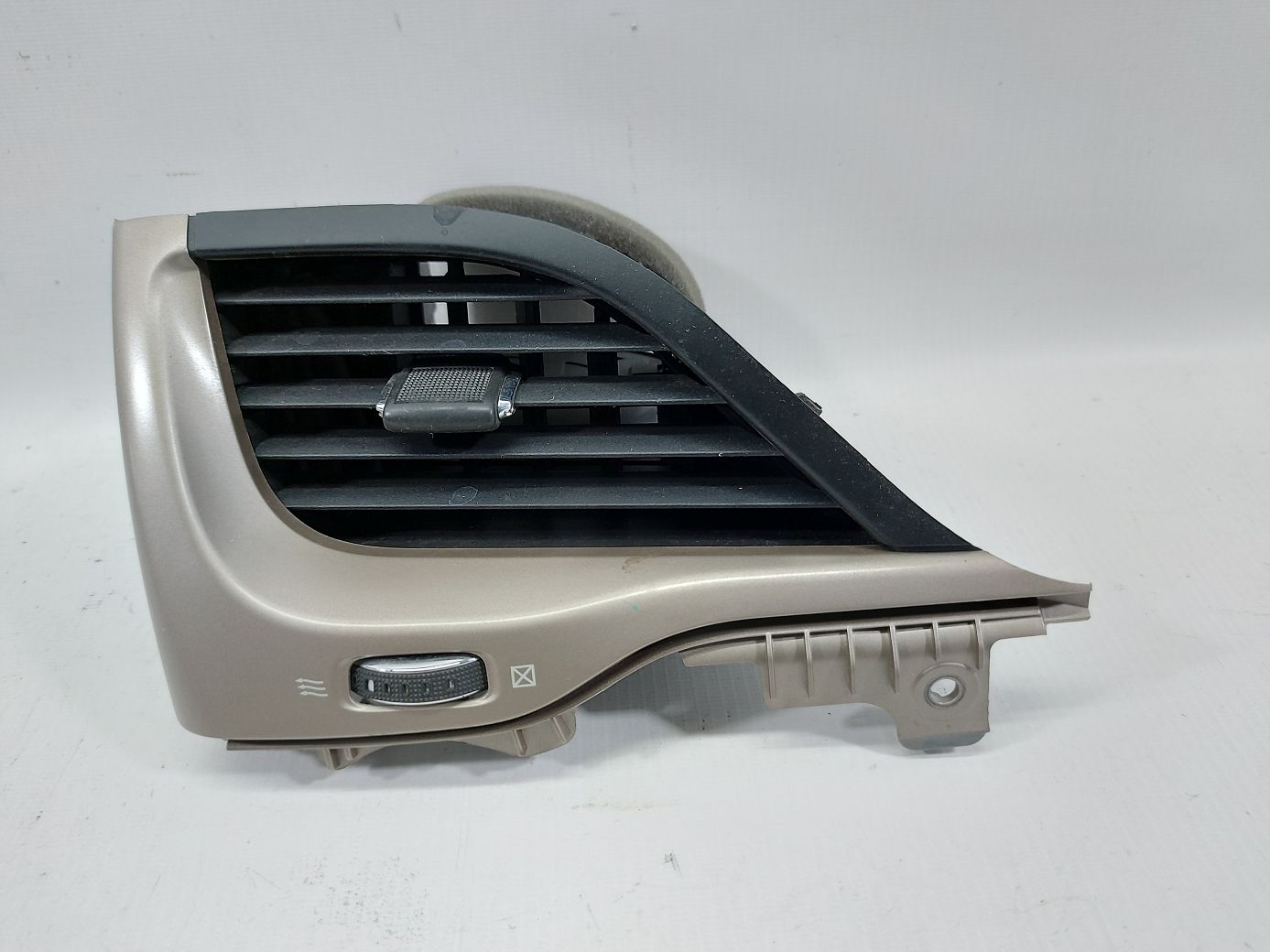 Cherokee. Воздуховод торпеды левый Jeep Cherokee 2014-2018 75529A01 Jeep Cherokee