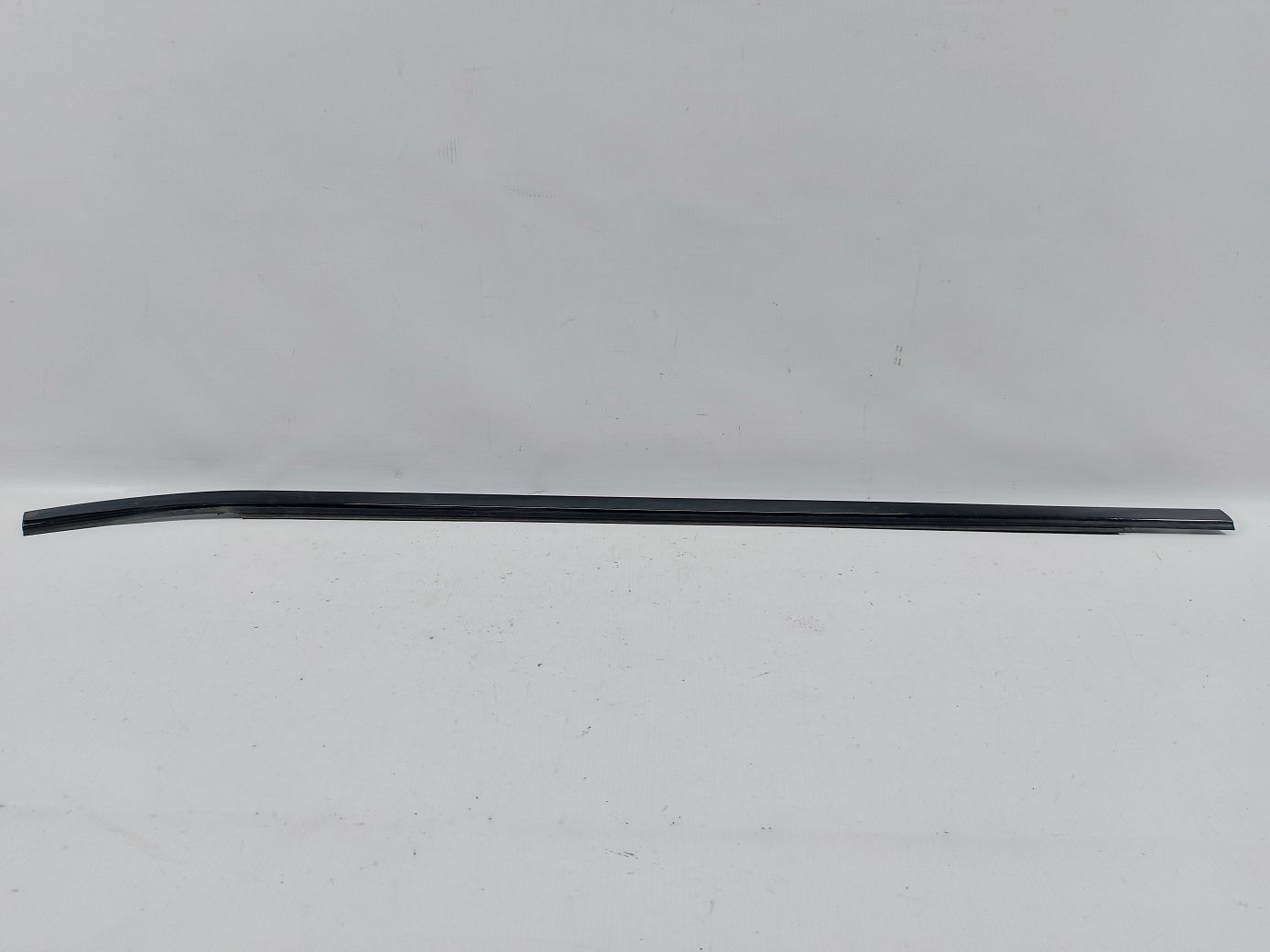 Dart. Ущільнювальна гумка скла двері передньої правої зовнішня Dodge Dart 2013-2016 68082798AC Dodge Dart