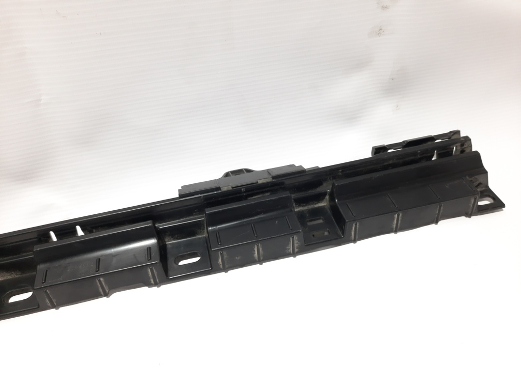 7 series Кріплення накладки порога заднє ліве BMW 7 2009-2012 7187105 BMW 7 2