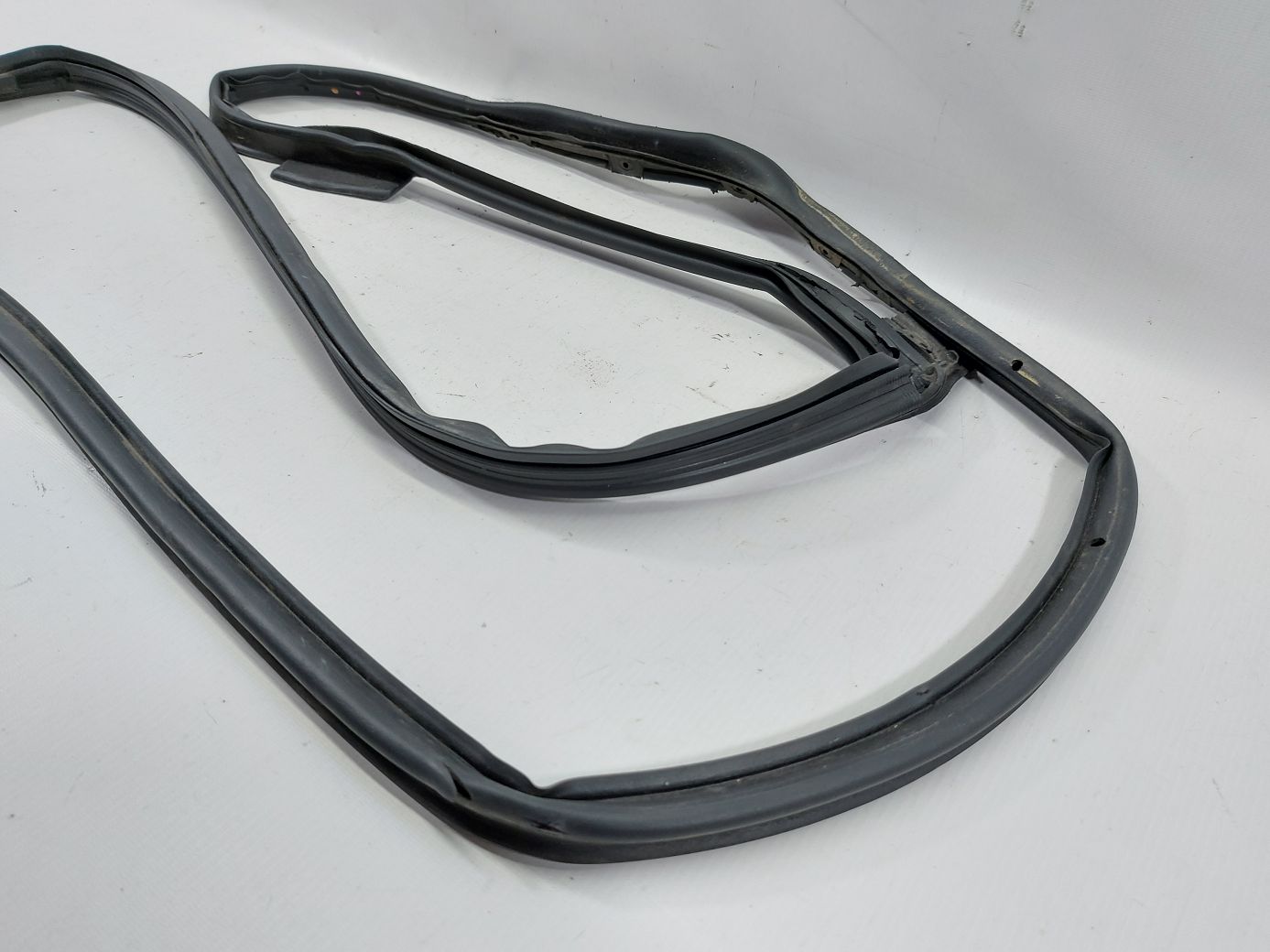 Ats Уплотнительная резинка двери задней левой Cadillac ATS 2014 84392124 Cadillac ATS 2