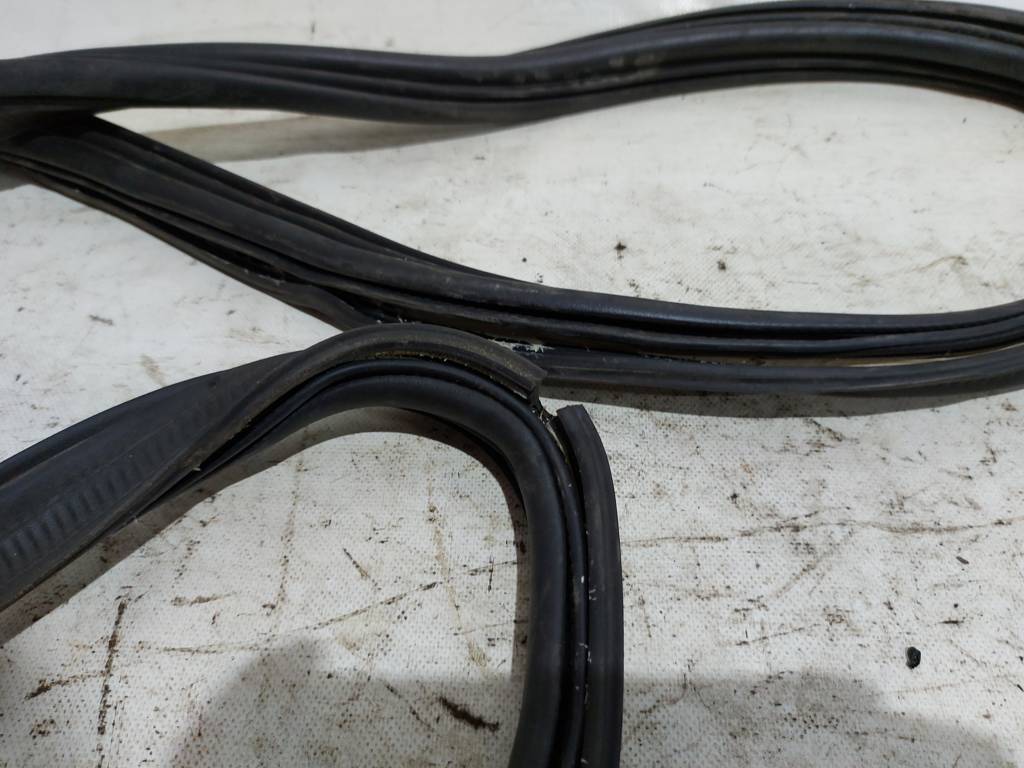 Escape Ущільнювальна гумка багажного відділення Ford Escape 2013-2019 EJ5Z-78404A06-A Ford Escape 2