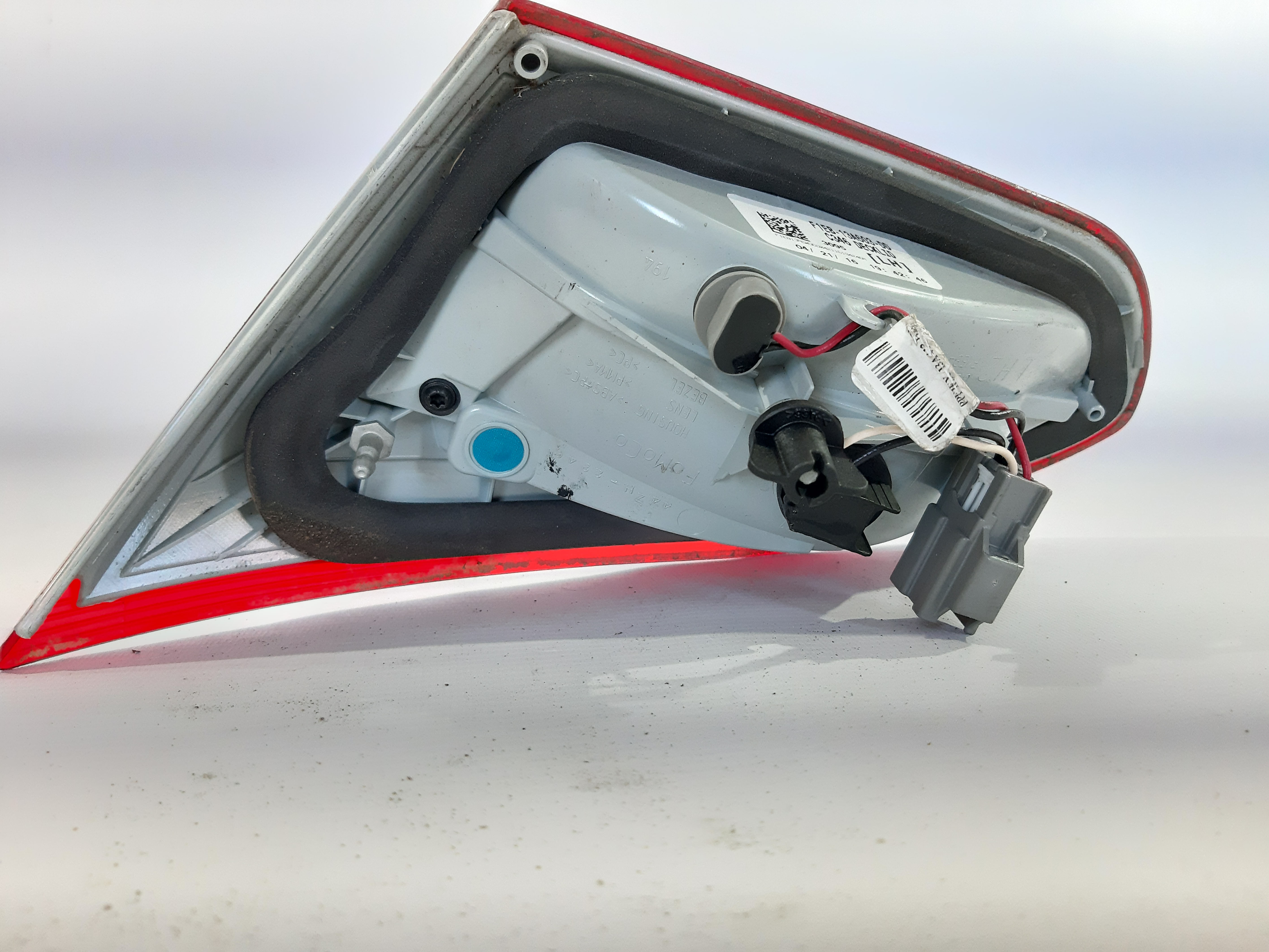 Товары с дефектами Фонарь крышки багажника левый (дефект) Ford Focus sedan `2015-2018 F1EZ13405A Ford Focus sedan 15