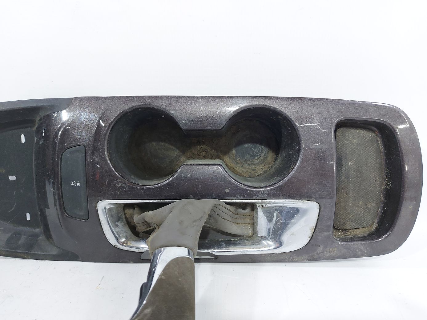 Malibu Накладка центральної консолі Chevrolet Malibu 2016-2020 84647971 Chevrolet Malibu 3