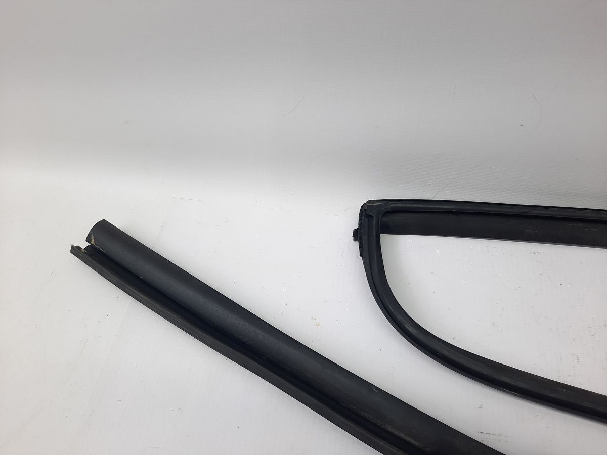 Forte Ущільнювальна гумка скла дверей задньої правої (внутрішня) Kia Forte 2014-2018 83241A7000 Kia Forte 3