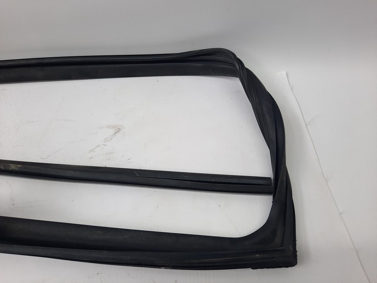 Forte Ущільнювальна гумка скла дверей задньої правої (внутрішня) Kia Forte 2014-2018 83241A7000 Kia Forte 2