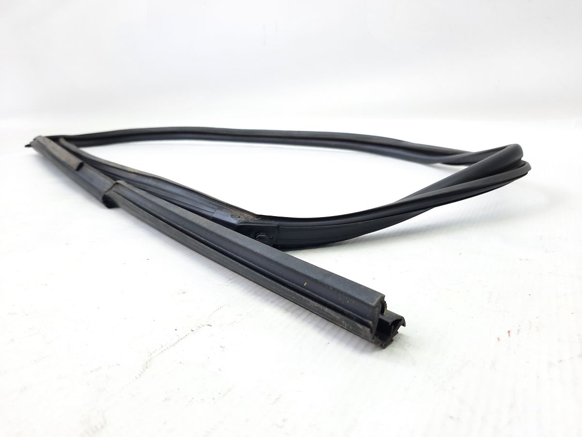 Scion iq Ущільнювальна гумка скла двері передньої правої Toyota Scion IQ 2012-2013 6814174020 Toyota Scion IQ 6