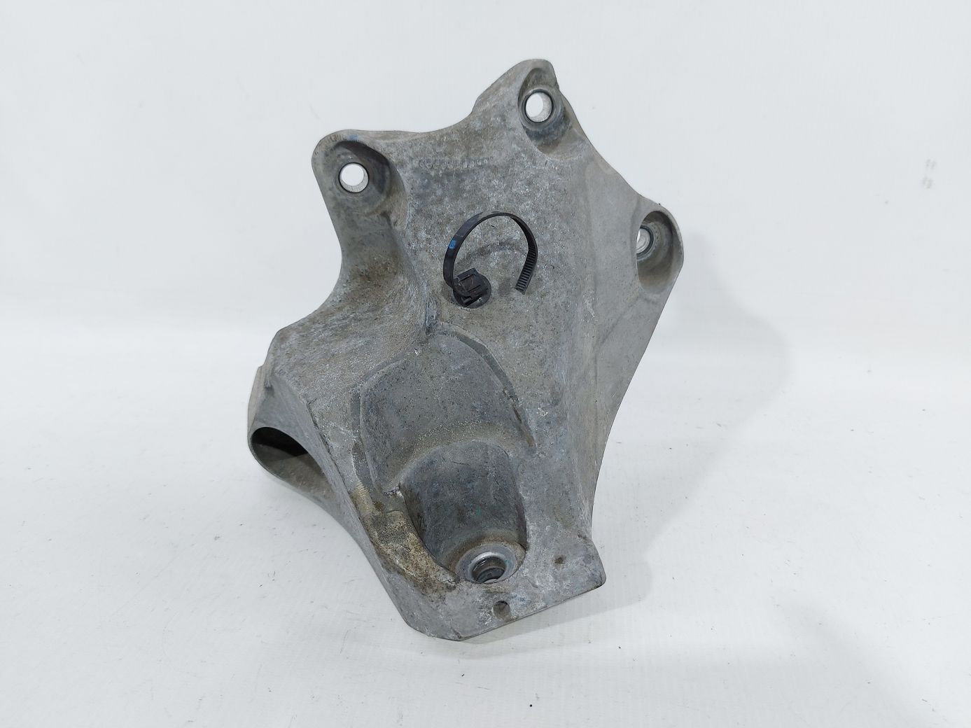 Ats Кронштейн подушки правый Cadillac ATS 2013-2015 20841854 Cadillac ATS 2