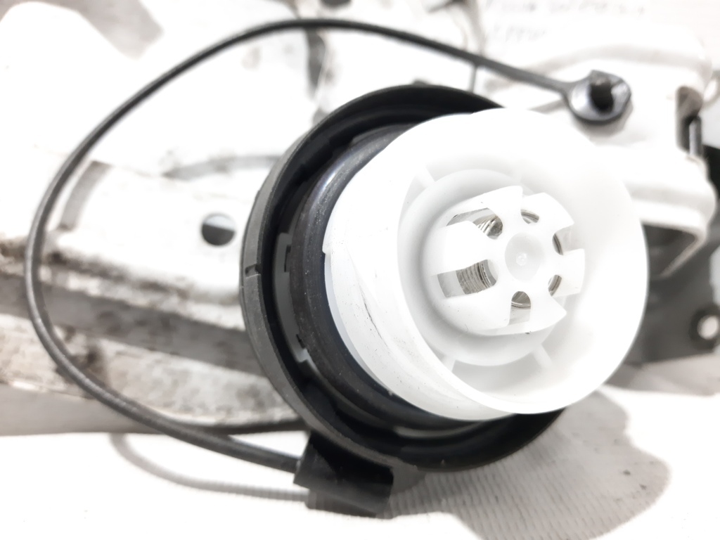 Sentra Лючок бензобака Nissan Sentra 2013-2019 G88309ANMA Nissan Sentra 4