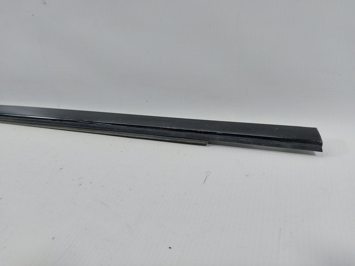 Dart Ущільнювальна гумка скла двері передньої правої зовнішня Dodge Dart 2013-2016 68082798AC Dodge Dart 3