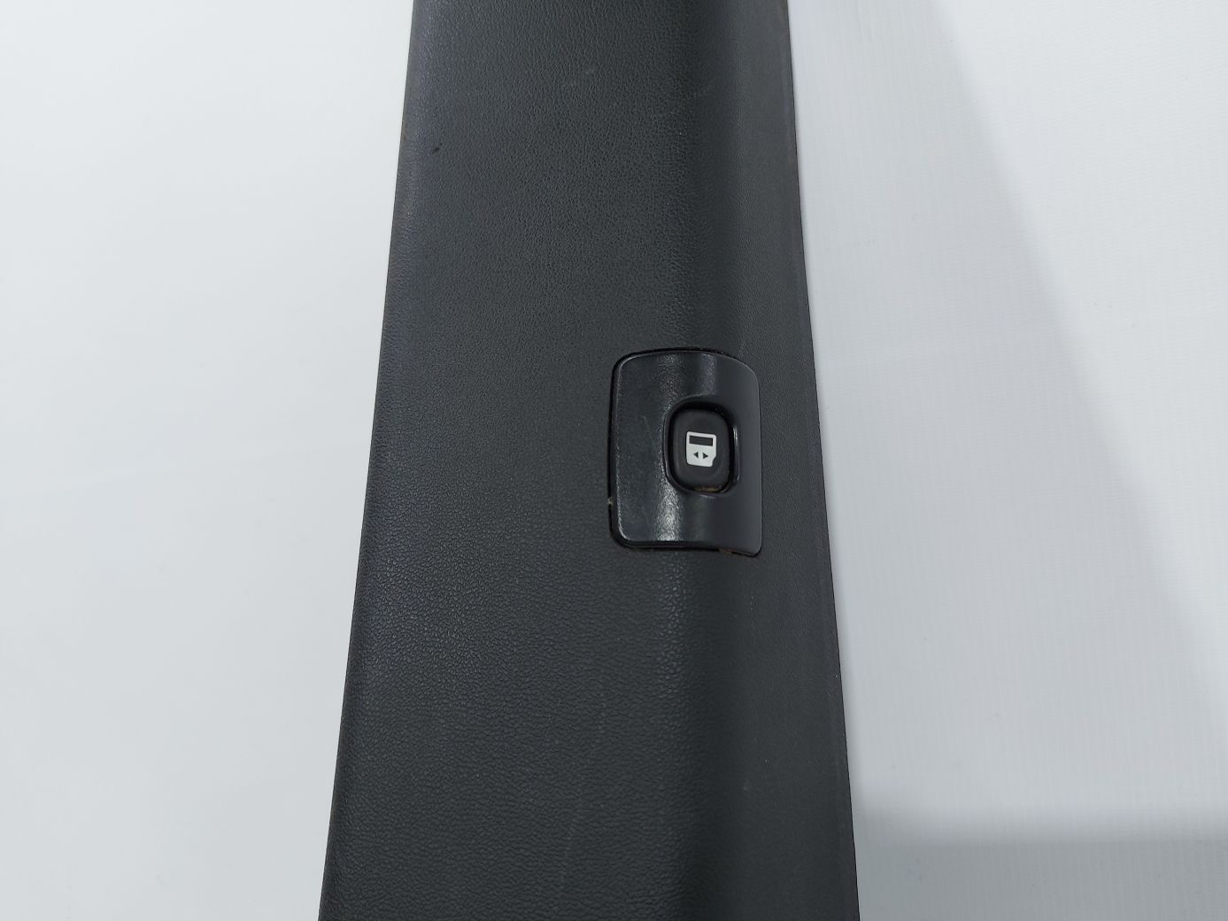 Grand caravan Обшивка стійки центральна права нижня Dodge Grand Caravan 2017-2020 ZR28DX9AD Dodge Grand Caravan 2