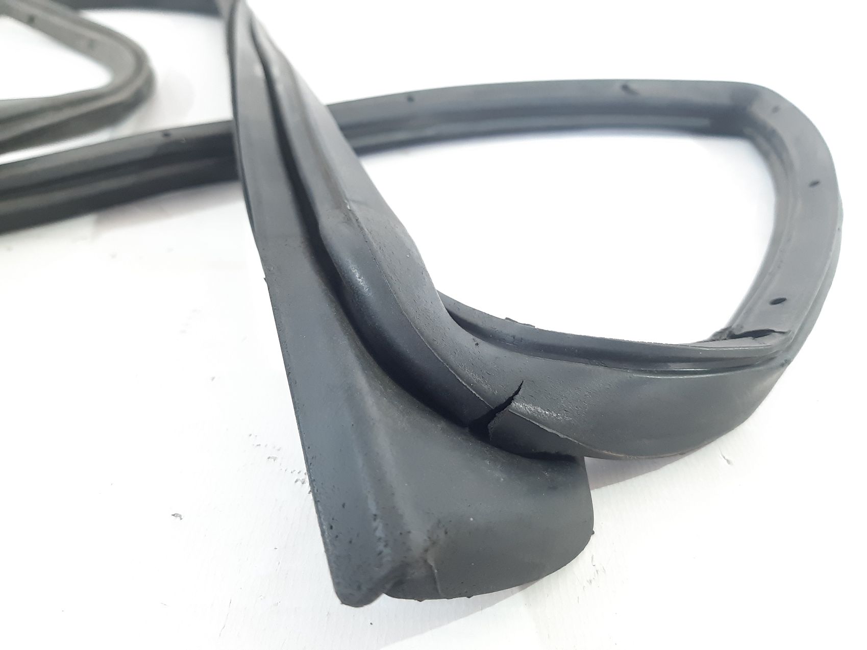 Compass Ущільнювальна гумка дверей передньої лівої Jeep Compass 2007-2017 5074645AF Jeep Compass 4