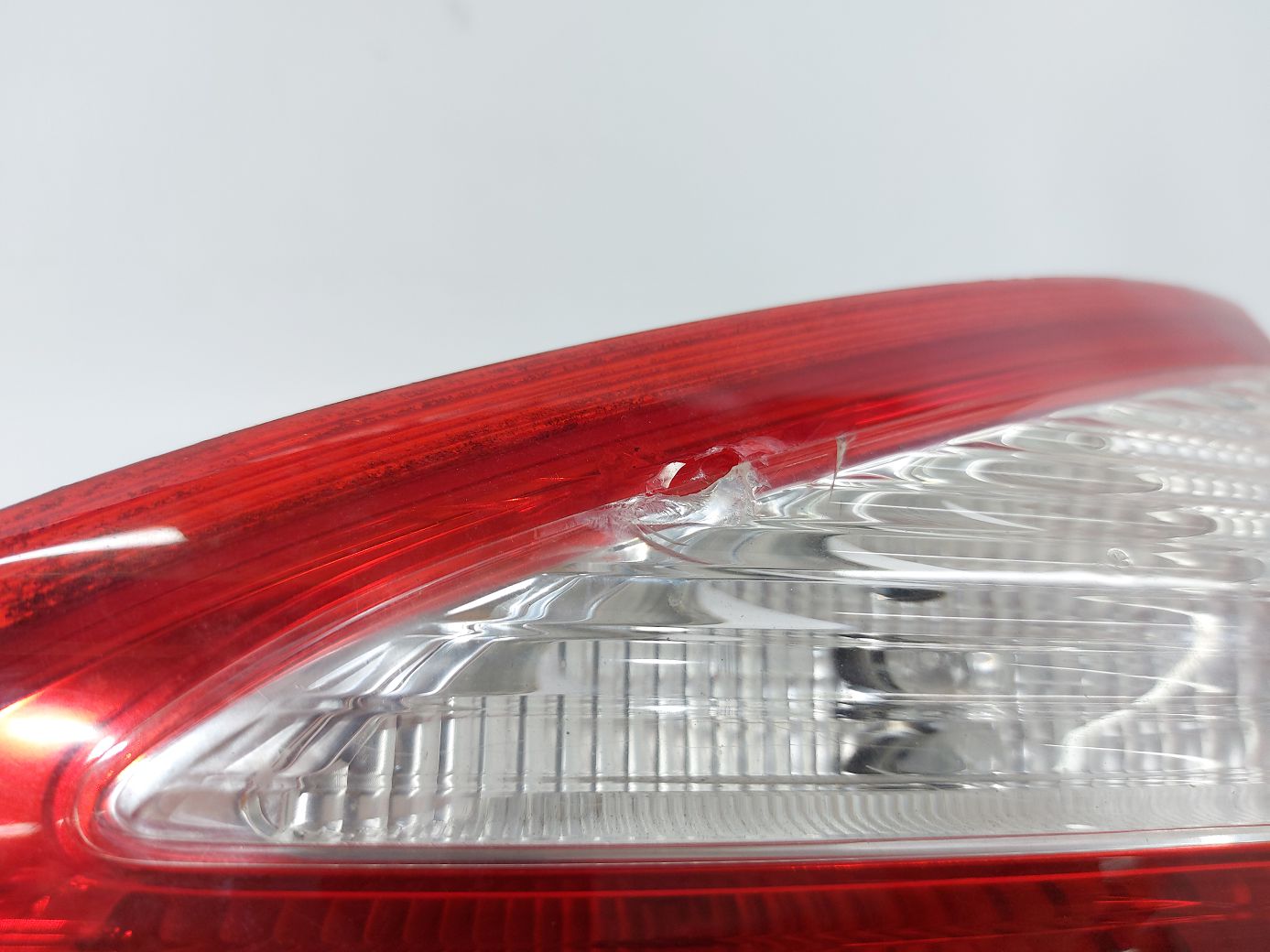 Fiesta sedan Ліхтар кришки багажника правий Ford Fiesta sedan 2014-2019 D2BZ13404D Ford Fiesta sedan 4