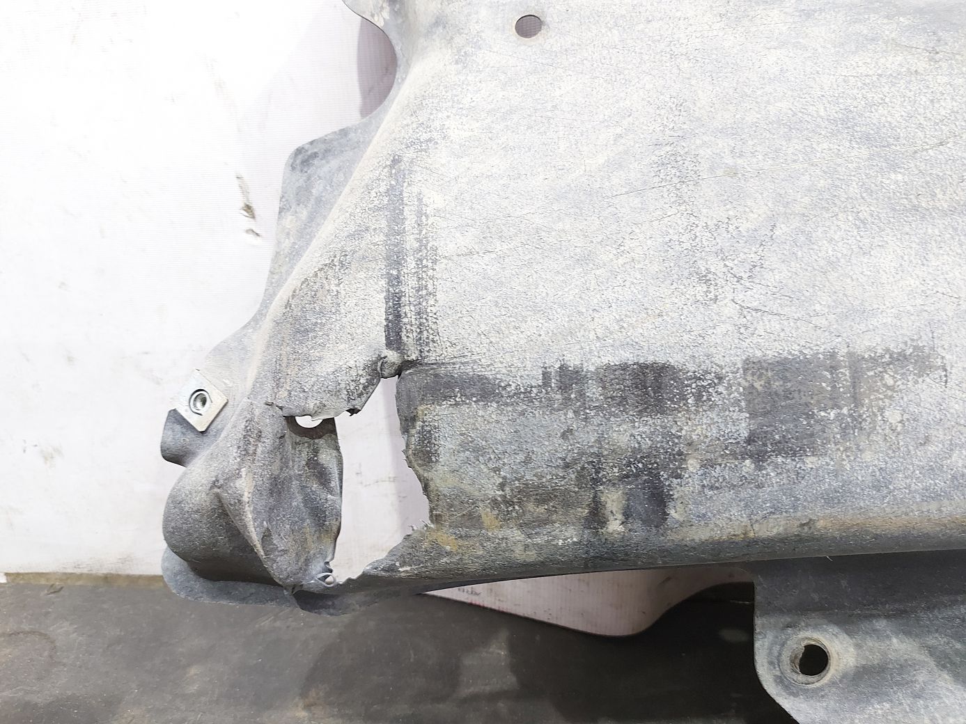 Dart Захист днища центральний правий Dodge Dart 2013-2019 68082726AE Dodge Dart 2