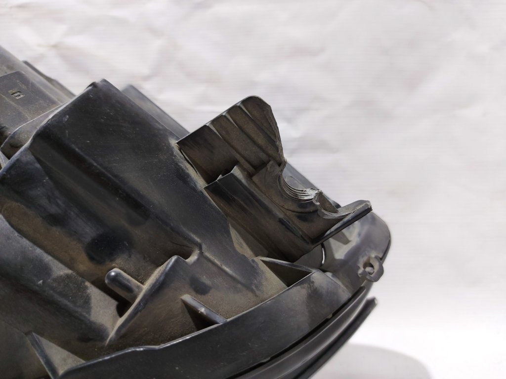 Товари з дефектами Фара передня права (дефект) Volkswagen Passat S 2012-2015 561941006D Volkswagen Passat S 16