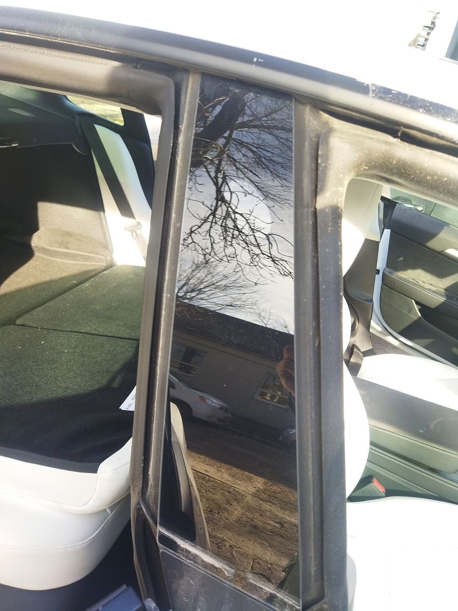 Model 3. Накладка стойки центральной наружная правая Tesla Model 3 2020-2024 110044100E Tesla Model 3