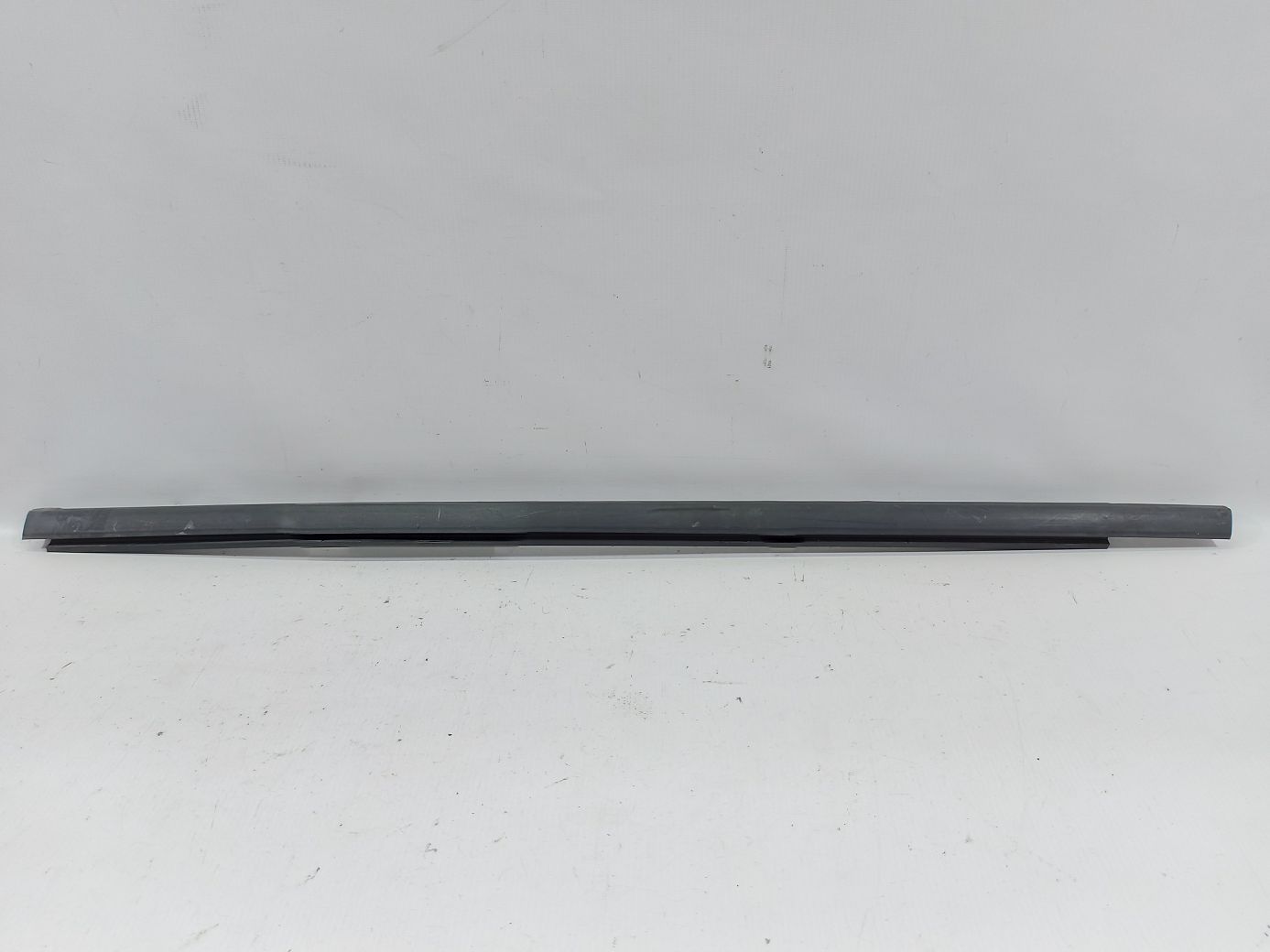 Journey. Ущільнювальна гумка скла передньої лівої зовнішня Dodge Journey 2009-2020 5076857AI Dodge Journey