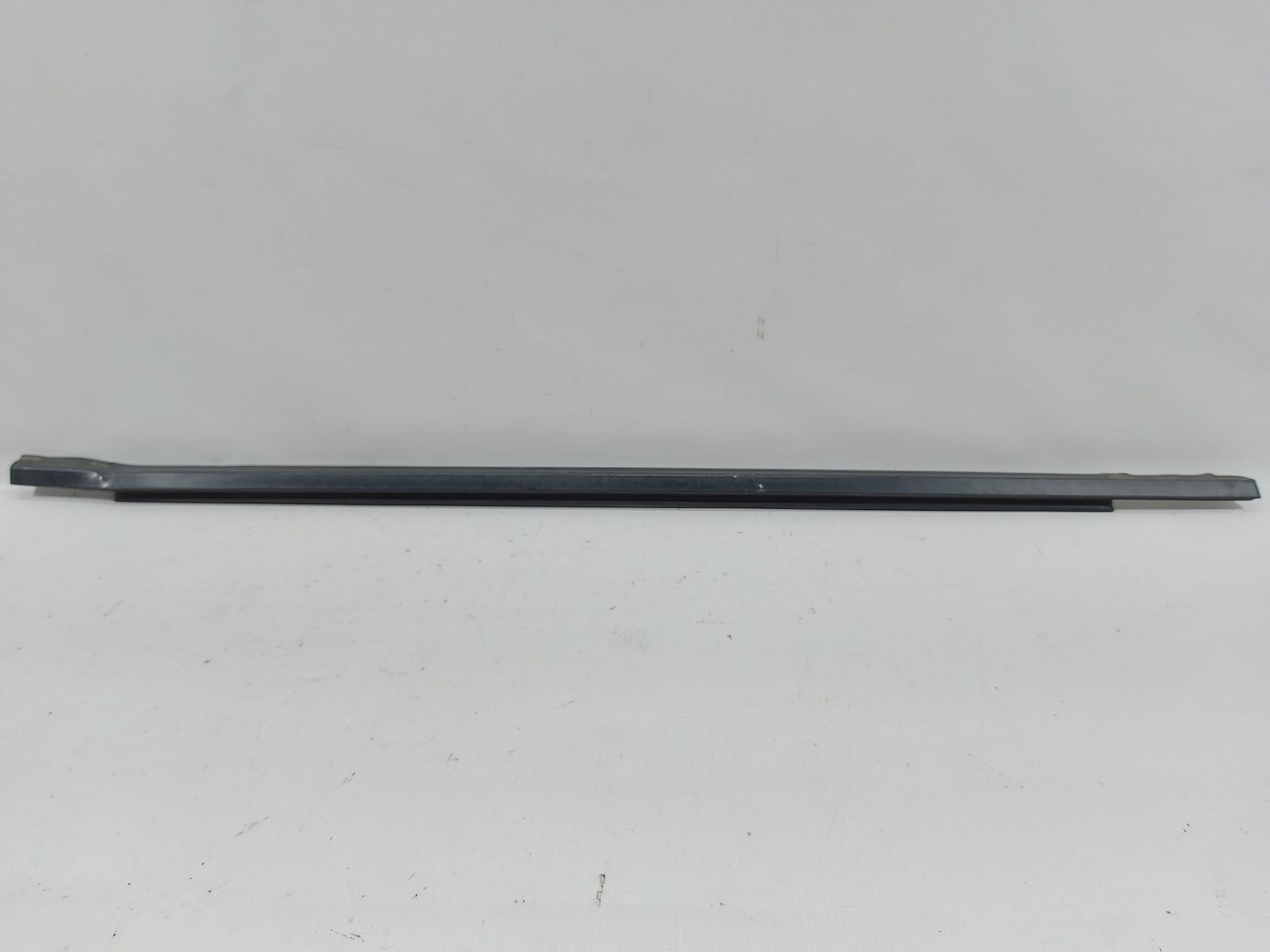 Grand caravan. Ущільнювальна гумка скла двері передньої правої зовнішня Dodge Grand Caravan 2008-2020 5109806AE Dodge Grand Caravan