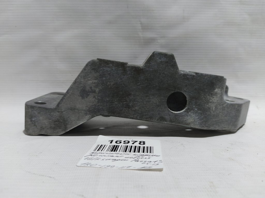 Passat s Кронштейн подушки двигателя левый Volkswagen Passat S 2005-2019 1K0199117AB Volkswagen Passat S 5