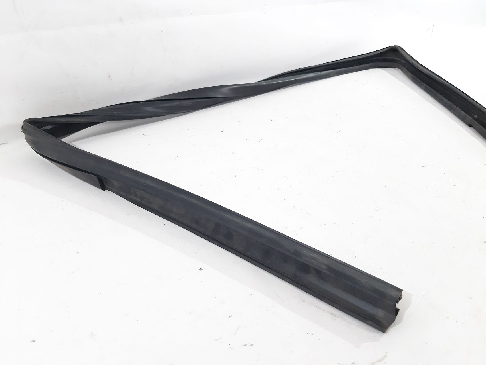 Compass Уплотнительная резинка стекла двери передней левой Jeep Compass 2007-2017 5074657AF Jeep Compass 2