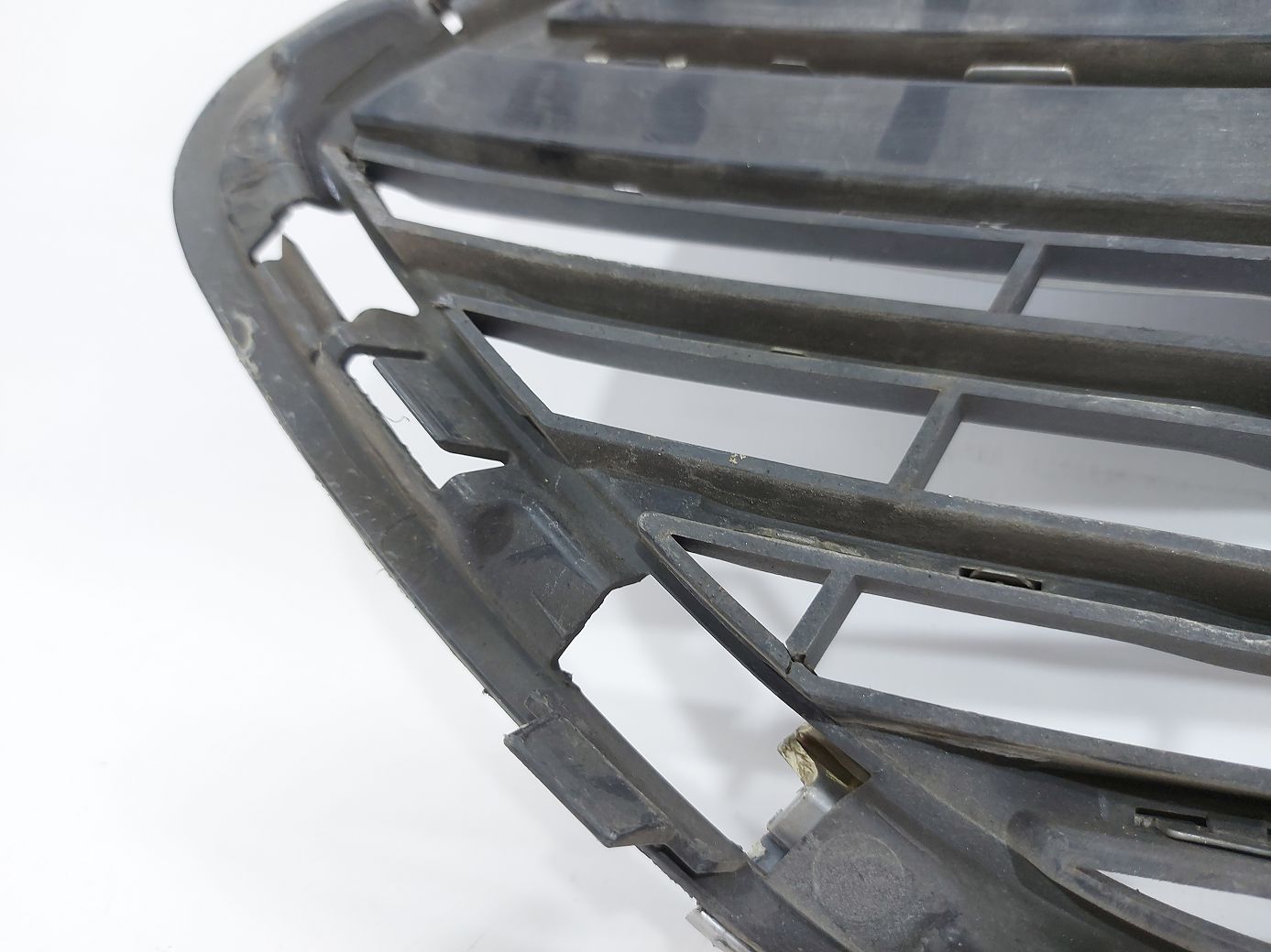 Fiesta sedan Решітка радіатора верхня (пошкоджена) Ford Fiesta sedan 2014-2019 D2BZ17B968AA Ford Fiesta sedan 6