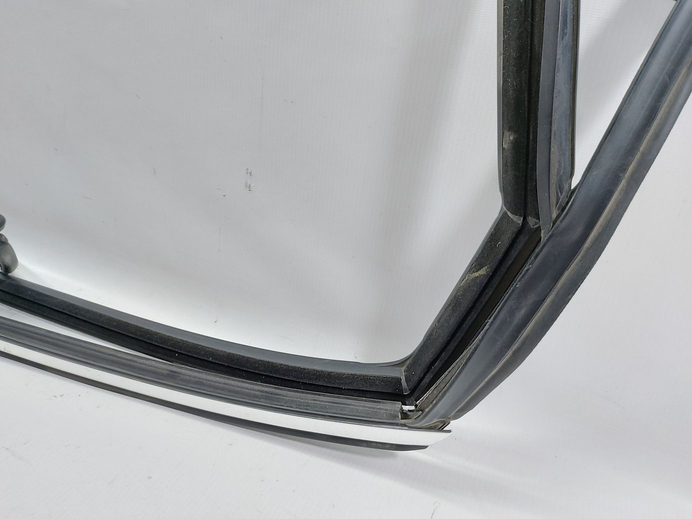 Passat s Направляюча гумка скла дверей задньої правої Volkswagen Passat S 2012-2019 561839432P5AP Volkswagen Passat S 3