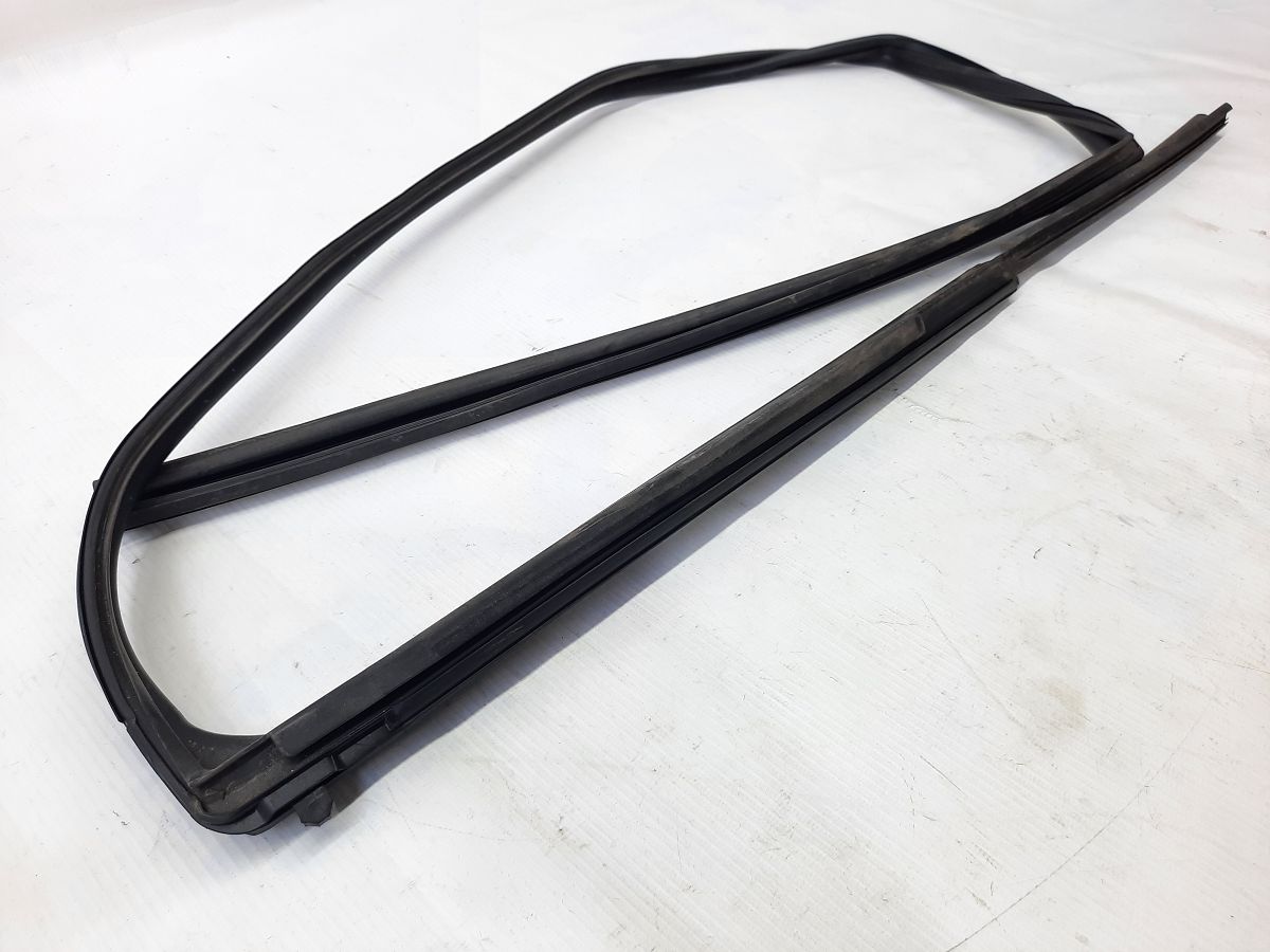 Scion iq Ущільнювальна гумка скла двері передньої правої Toyota Scion IQ 2012-2013 6814174020 Toyota Scion IQ 2